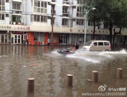 天津大暴雨皮劃艇哥：高富帥哥們，你皮劃艇太酷了