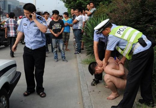 雷人雷事：裸奔男子攔車(chē)被警察按住