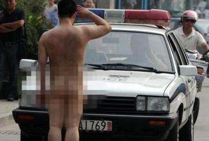 武漢紅鋼城暴露女近全裸購(gòu)物pk合肥男子裸奔攔車(chē)哥