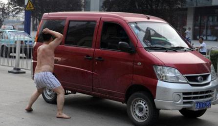 武漢紅鋼城暴露女近全裸購(gòu)物pk合肥男子裸奔攔車(chē)哥