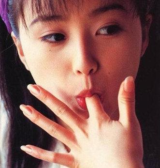 組圖：42歲酒井法子復出超酷性感裝露面，全裸淋浴吸吮手指舊照瘋傳