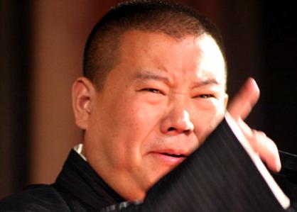 郭德綱春晚相聲被批笑料不足，郭德綱回應(yīng)“爺?shù)闹腔郾忍O(jiān)強(qiáng)”
