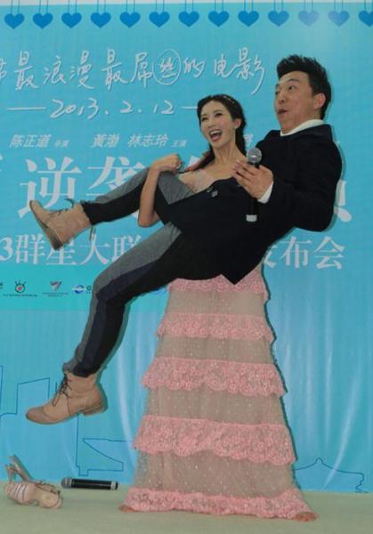 宅男女神林志玲當(dāng)眾抱起黃渤，笑稱“這下有版面了吧”(圖)