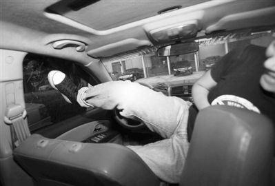 4 記者嘗試用腳踹車玻璃十余下，不僅無法踹破玻璃，連車門都無法撼動(dòng)。