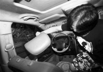 1 記者實(shí)驗(yàn)用汽車頭枕砸破駕駛室玻璃。因車內(nèi)空間狹小，難以用力，砸了兩三分鐘后仍無法破窗。