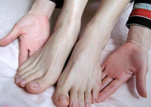 腳扭傷腫了怎么辦？腳扭傷腫了用什么藥