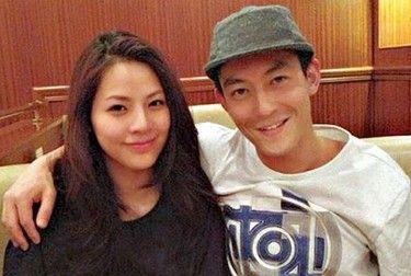 曝陳冠希向22歲新歡求婚成功，婚禮日期已定2013年成親，助理回應(yīng)稱假消息