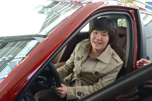 葉詩文獲贈寶馬X5轎車，未到駕齡有車也不能開