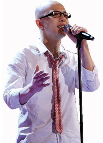 直通春晚好聲音平安晉級(jí)，平安光頭遭調(diào)侃，董卿遭吐槽選秀綜藝節(jié)目主持出了春晚味