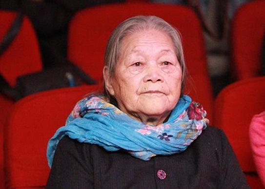 丁俊暉臺(tái)球比賽觀眾睡倒一片，92歲老太關(guān)注丁俊暉6年，輸球也送紅包