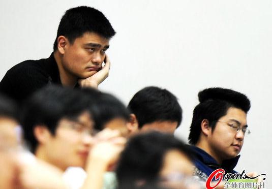 姚明上海交大聽(tīng)課照曝光，姚明同桌淡定聽(tīng)課人氣上升