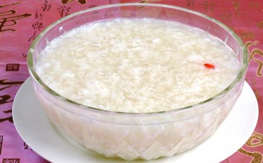 坐月子能喝水嗎？喝米酒有好處嗎？