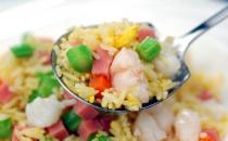 剩米飯?jiān)鯓幼霾藕贸?？剩米飯?jiān)趺闯愿鼱I(yíng)養(yǎng)
