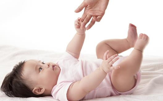 新生兒易嘔吐？如何應(yīng)對(duì)寶寶頻繁嘔吐？