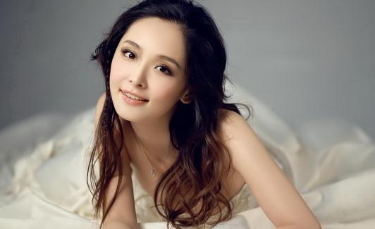 中長(zhǎng)發(fā)怎么盤發(fā)最好看？DIY隨性蓬松卷發(fā)