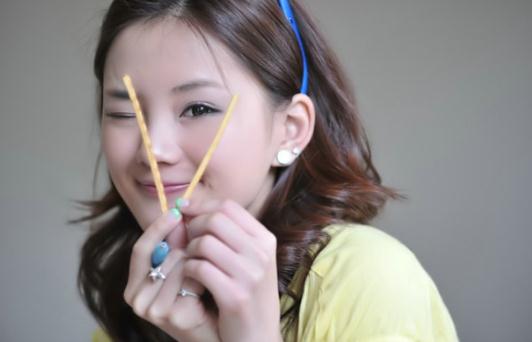 如何讓直發(fā)馬尾顯得彈性自然？