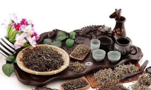 隔夜茶渣有什么用處？茶葉消除黑眼圈