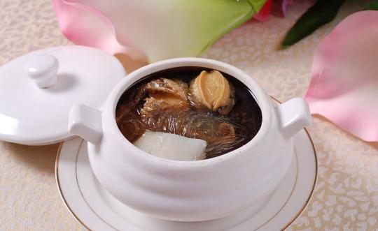 養(yǎng)生湯幫你越活越年輕！紅棗烏雞湯的做法