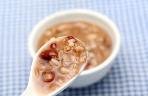 女性養(yǎng)顏補血應(yīng)該吃什么食物？