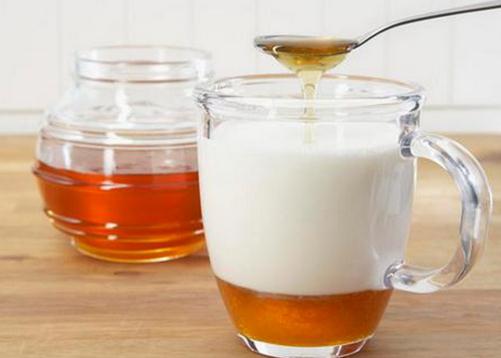 純牛奶里能加蜂蜜嗎？純牛奶加蜂蜜喝的3大好處
