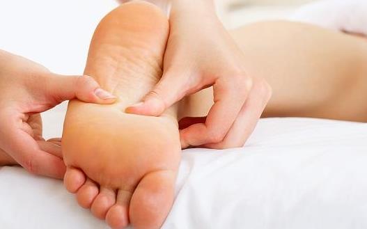 腳底板疼痛是病嗎？腳底板疼怎么辦？