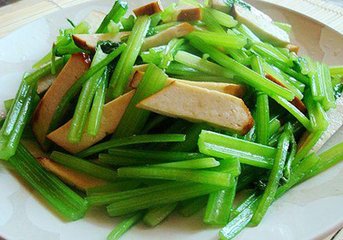 缺鈣怎么辦 芹菜炒雞肉是補(bǔ)鈣的首選