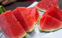 夏天愛(ài)吃西瓜 怎樣吃才健康