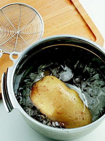 土豆怎么去皮？土豆去皮方法，怎樣給土豆去皮妙招：冷熱水浸泡法去土豆皮