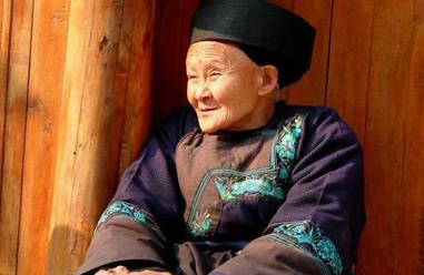 老人曬太陽(yáng)的正確方法 一天曬三次