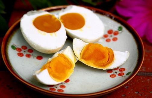 咸鴨蛋有什么營養(yǎng)價(jià)值？食用咸鴨蛋的注意事項(xiàng)