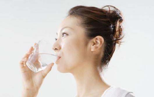 不喝水可以減肥嗎？喝水的方式很重要
