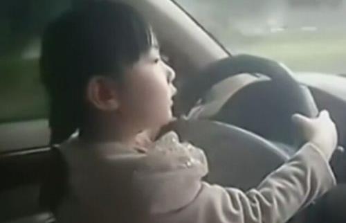 5歲女孩開車上路？孩子出行安全提示