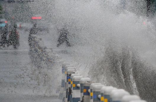 暴雨內(nèi)澇行人如何保人身安全？下雨天注意事項