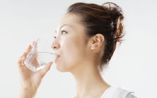 女人熬夜后吃什么好？多喝水可提神
