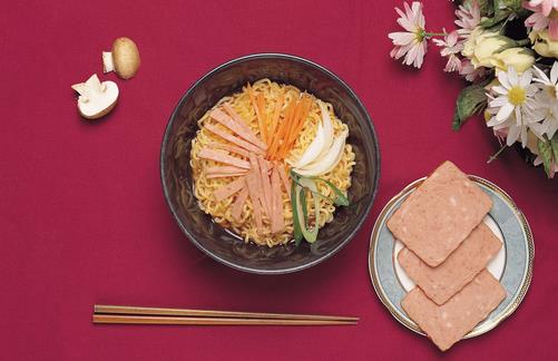 方便面+火腿腸=高血壓？ 到底方便面怎么吃好