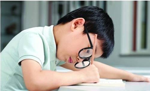 青少年近視“扎堆”用眼過(guò)度是主因