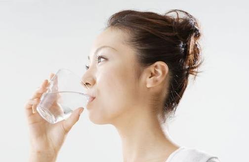 大口喝水可防治便秘 盤點(diǎn)治療疾病的喝水方式