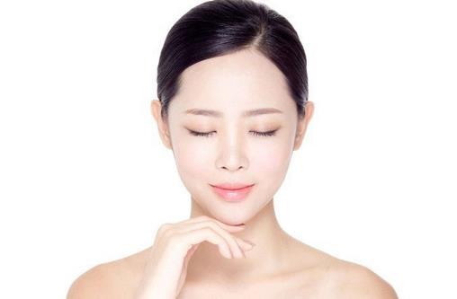 正確使用粉底時(shí)底妝更服帖
