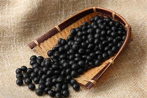 吃什么更護(hù)發(fā)？黑豆蜜茶使頭發(fā)烏黑健康