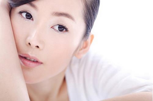 摸臉會(huì)長(zhǎng)痘？調(diào)養(yǎng)祛痘有妙方