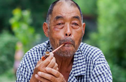 老人吸煙可引發(fā)冠心??！