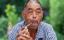 老人吸煙可引發(fā)冠心??！