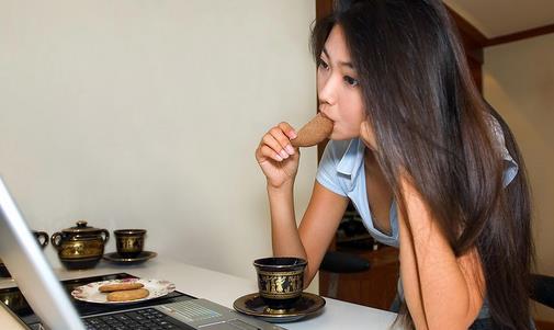 電腦美女月經(jīng)不調(diào)需要及時(shí)補(bǔ)肝