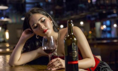 女性飲酒比男性更容易會(huì)傷肝