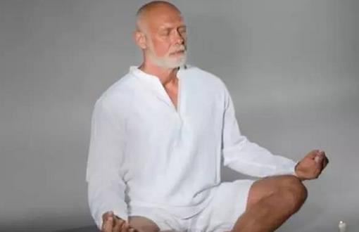 老年人如何練習(xí)瑜伽方法