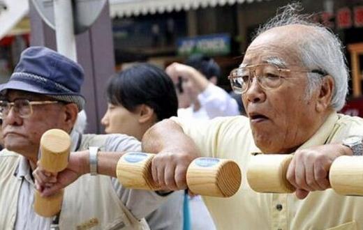 老人久坐過后應(yīng)做做擴(kuò)胸運(yùn)動