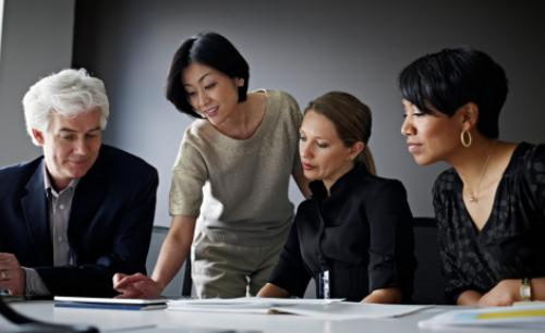 職場(chǎng)新人如何主動(dòng)出擊示好？