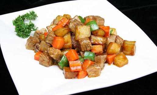 土豆燒牛肉怎么做？