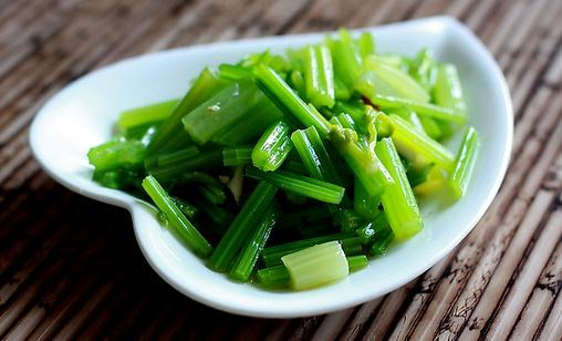 夏季吃芹菜真的會(huì)被曬黑嗎？