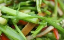 芹菜炒瘦肉美白又瘦身哦！